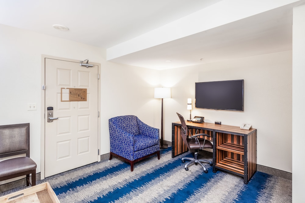 Suite, 2 Queen Beds photo 2