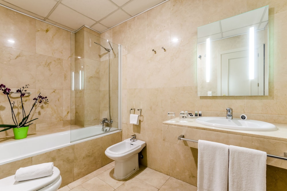 Double Room (with Extra Bed) photo 3