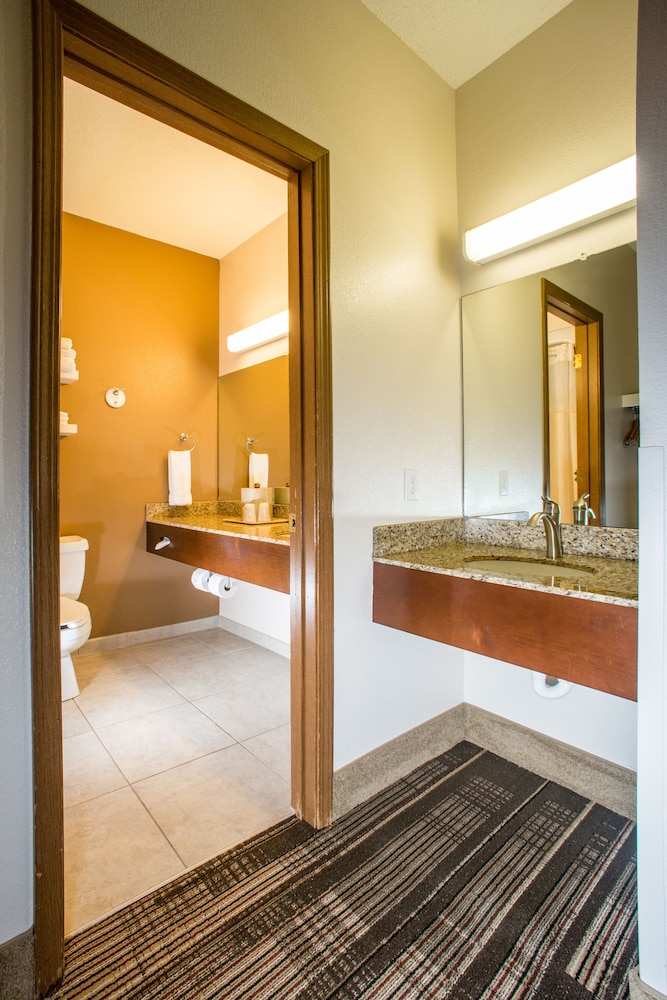 Family Room, 1 Bedroom - Photo 6