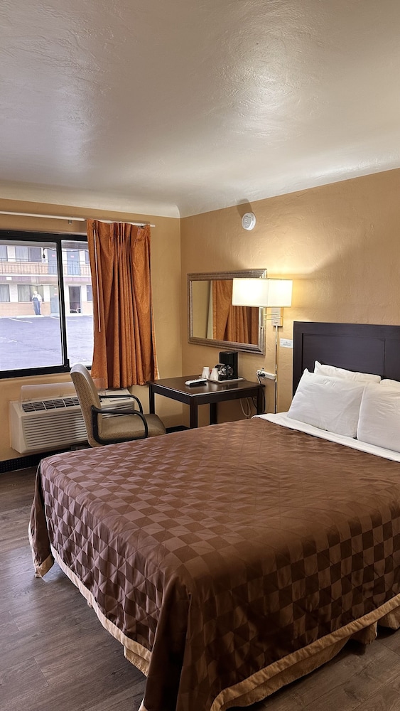 Deluxe Room, 1 Queen Bed photo 1