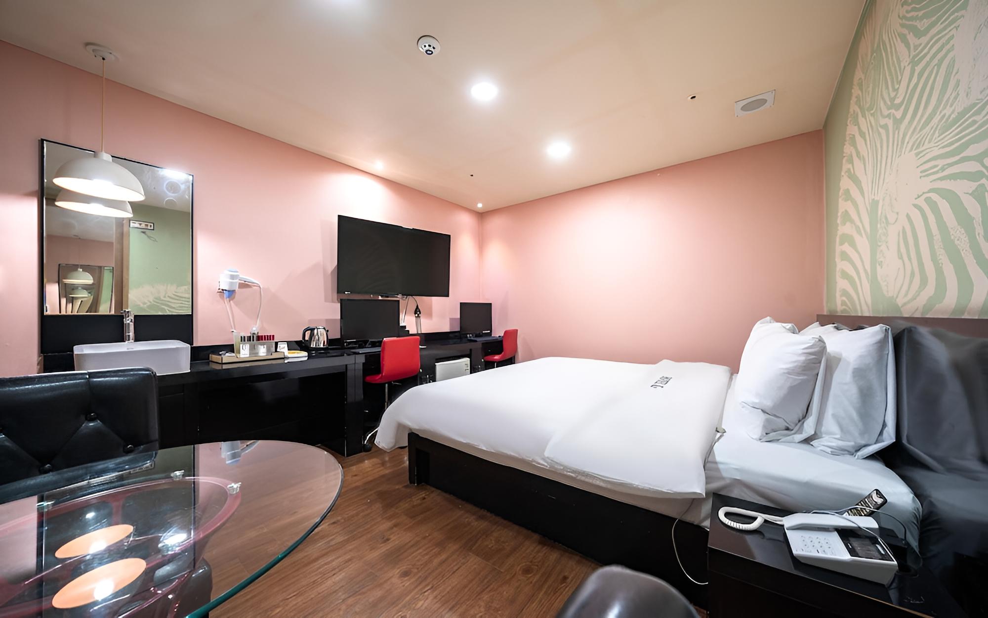 Room (VVIP (Netflix available massage chair) - Photo 2
