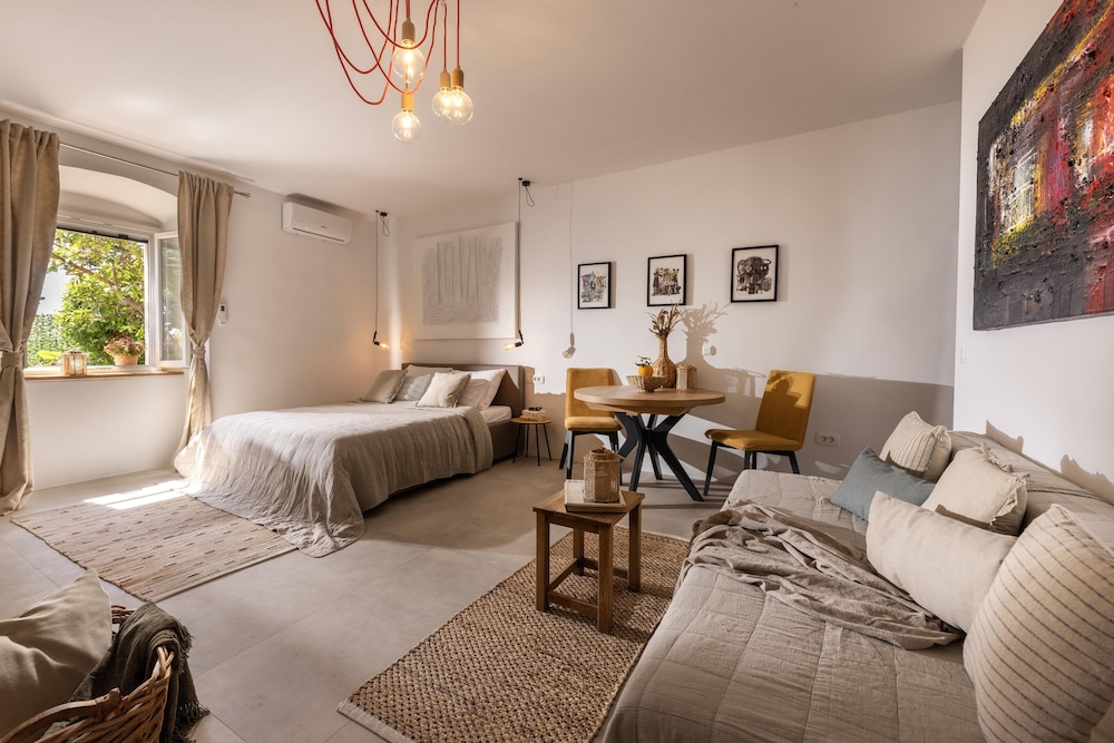 Panoramic Apartment with Jacuzzi (Address: Uz posat 7)