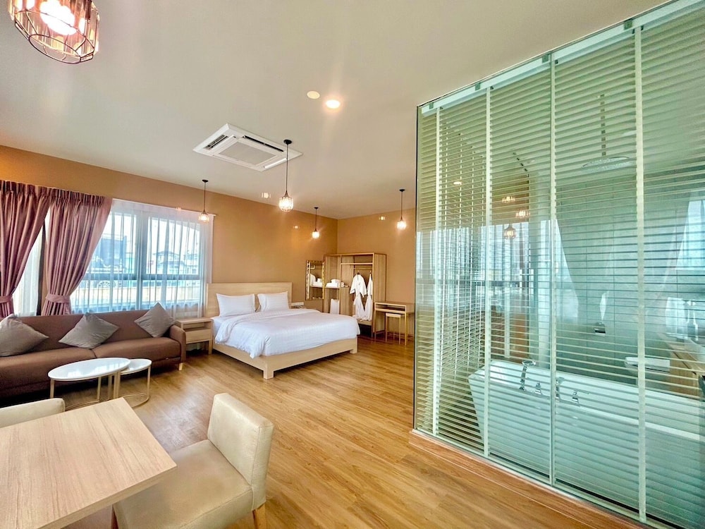 Deluxe Double Room, 1 King Bed photo 3