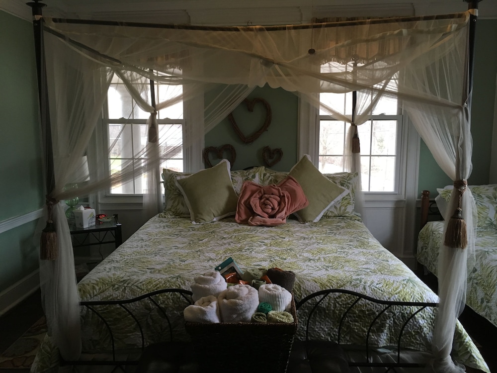 Sage Room - Shared Bath