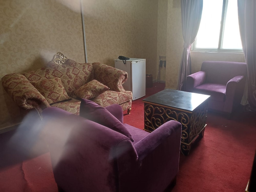 Executive Suite - Photo 8