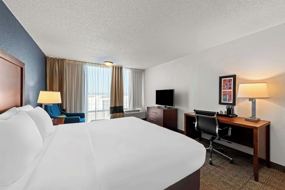 Standard Room, 1 King Bed, Non Smoking - Photo 2