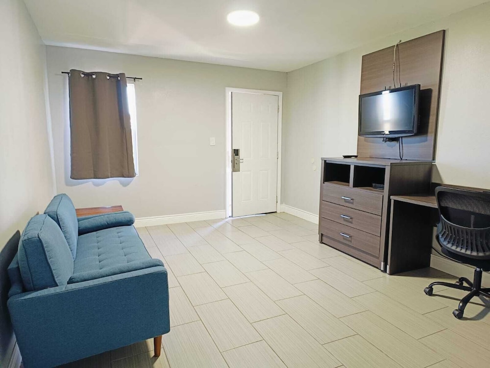Deluxe Suite, Multiple Beds, Non Smoking photo 2
