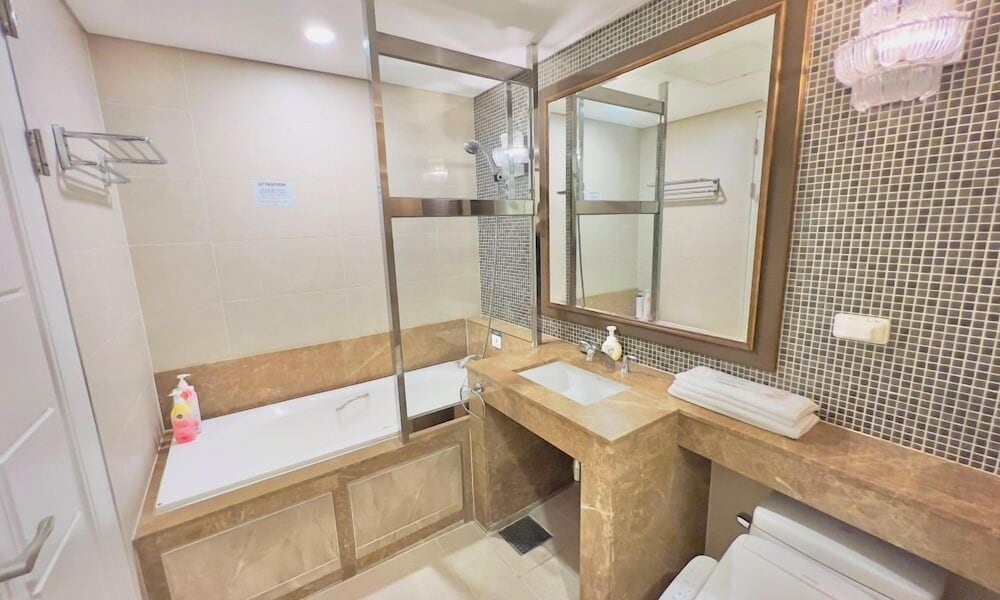 Executive Suite - Photo 2