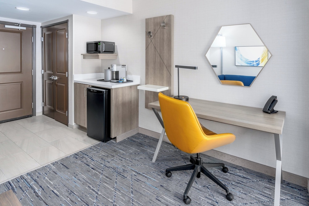 Suite, 1 King Bed, Accessible (Communications) - Photo 3