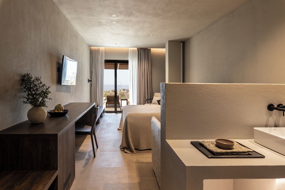 Prestige Suite | Jetted Tub | Sea View photo 3