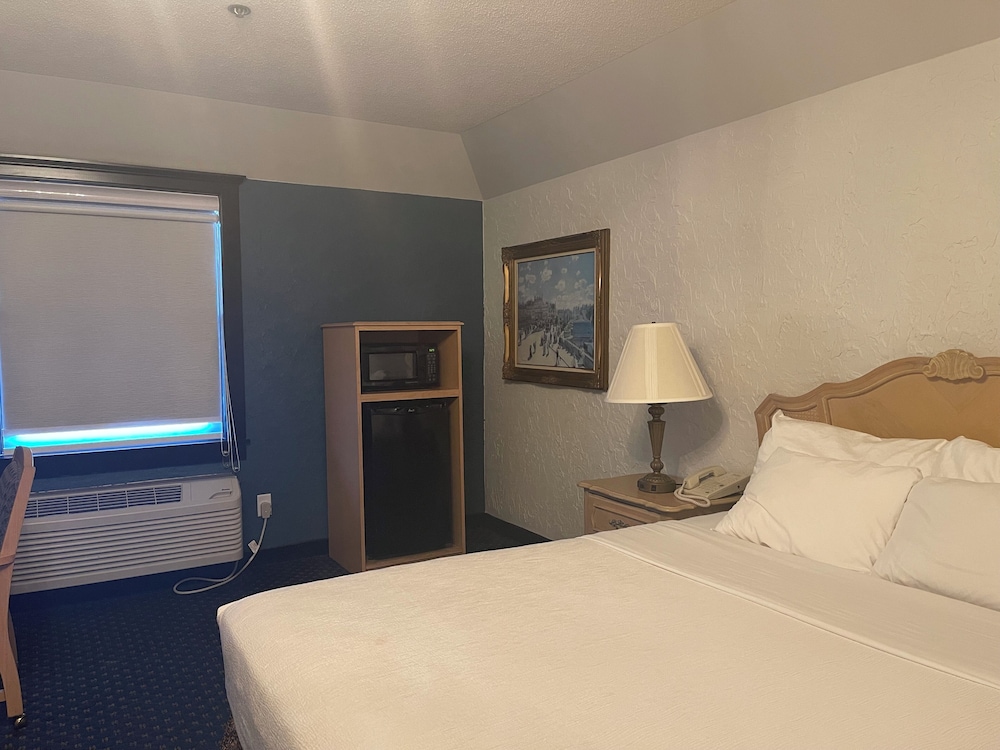 Basic Room, 1 Queen Bed - Photo 4