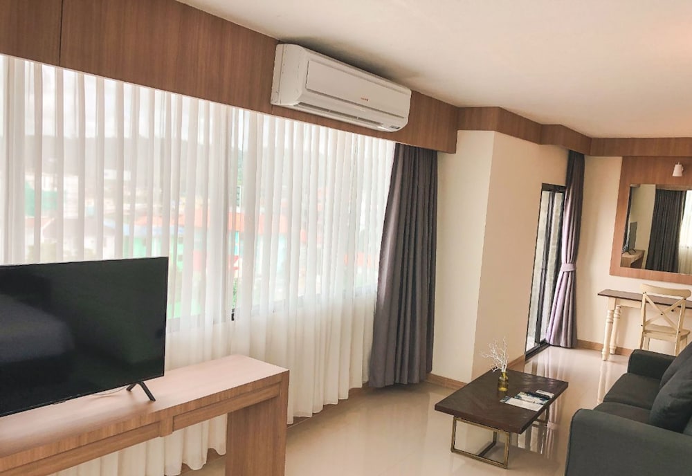 Junior Suite - Free Airport Shuttle photo 2
