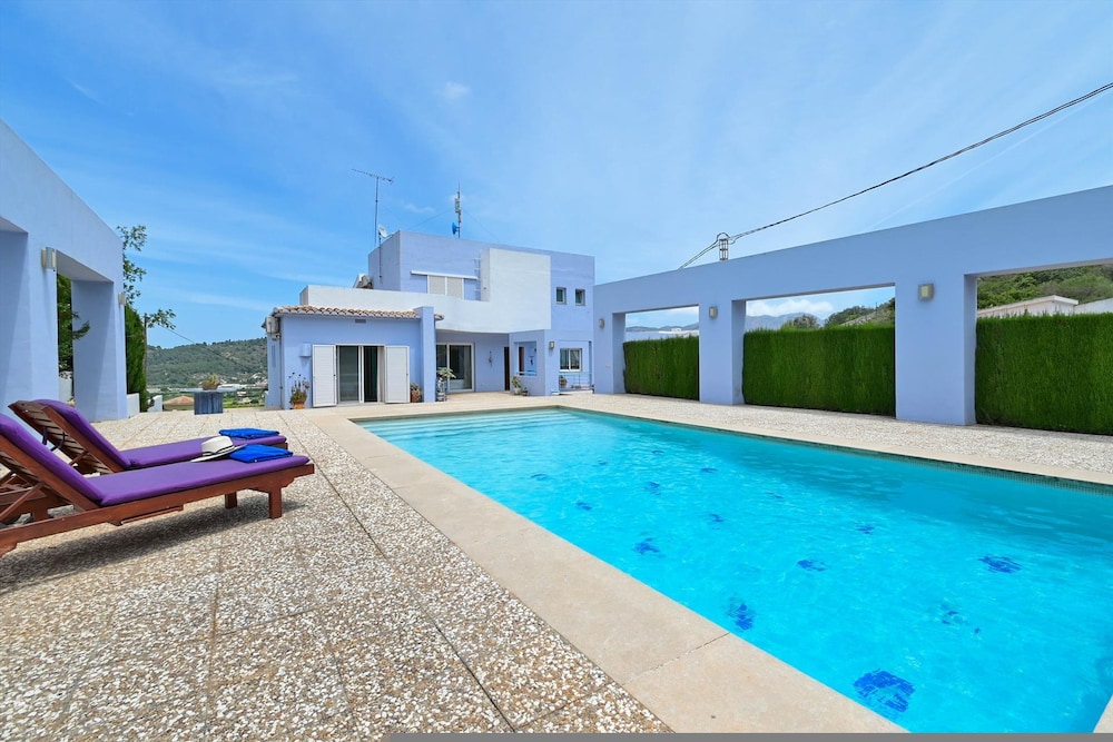 Villa photo 3