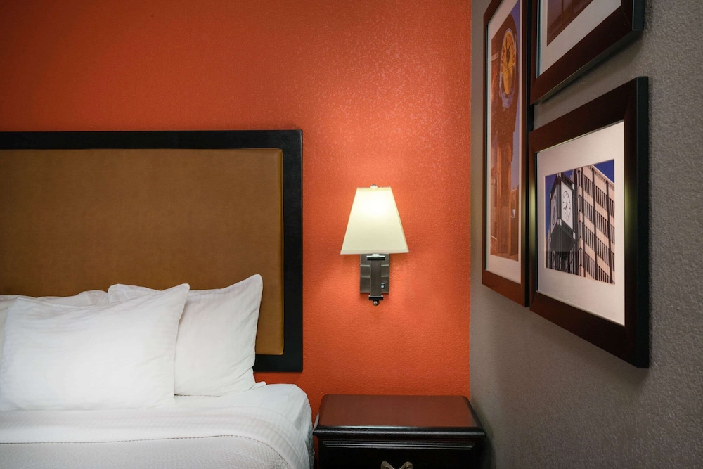 Room, 1 King Bed, Non Smoking - Photo 2