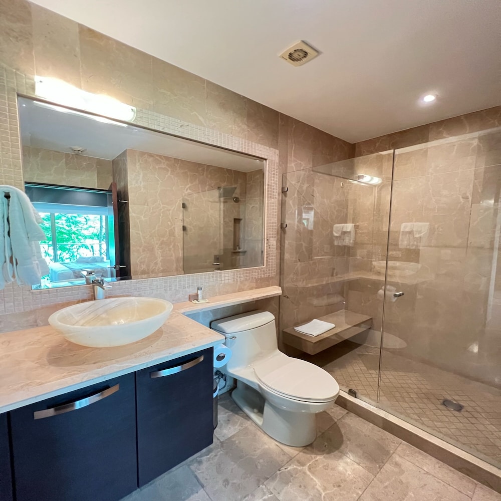 1BR GARDEN SUITE W/Kitchen, Living room, 2 terraces photo 3