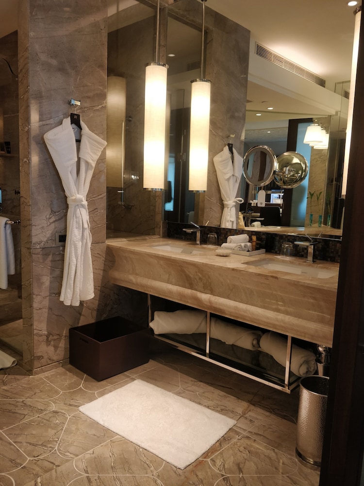 ITC One Exclusive, 1 King Bed, Lake view, Balcony ITC One Exclusive, 1 King Bed, Lake view, Balcony