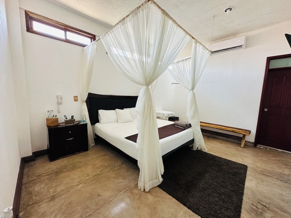 Basic Double Room, 1 King Bed (Interior View w/o TV) photo 2