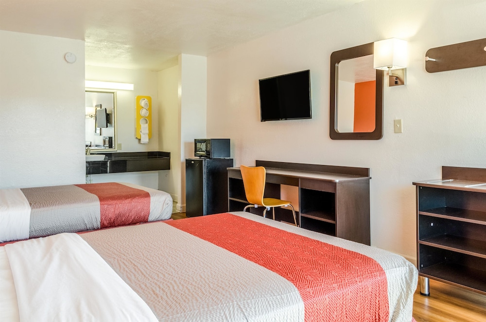 Deluxe Room, 2 Double Beds, Smoking, Refrigerator & Microwave photo 3