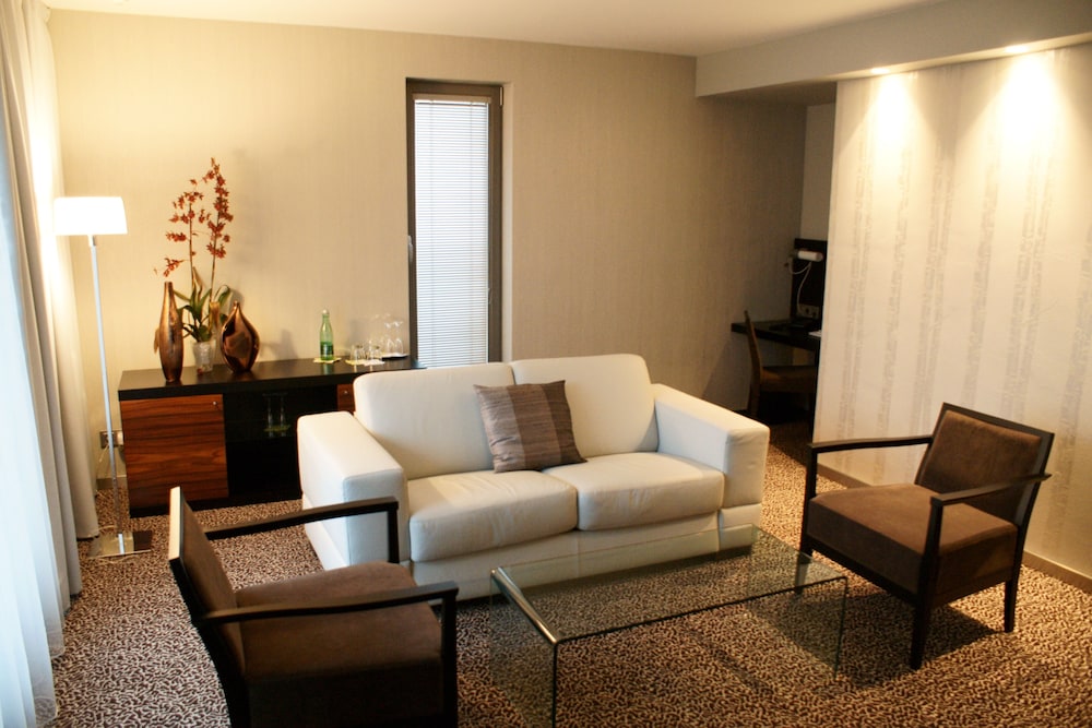 Deluxe Suite, 1 Queen Bed - Photo 4