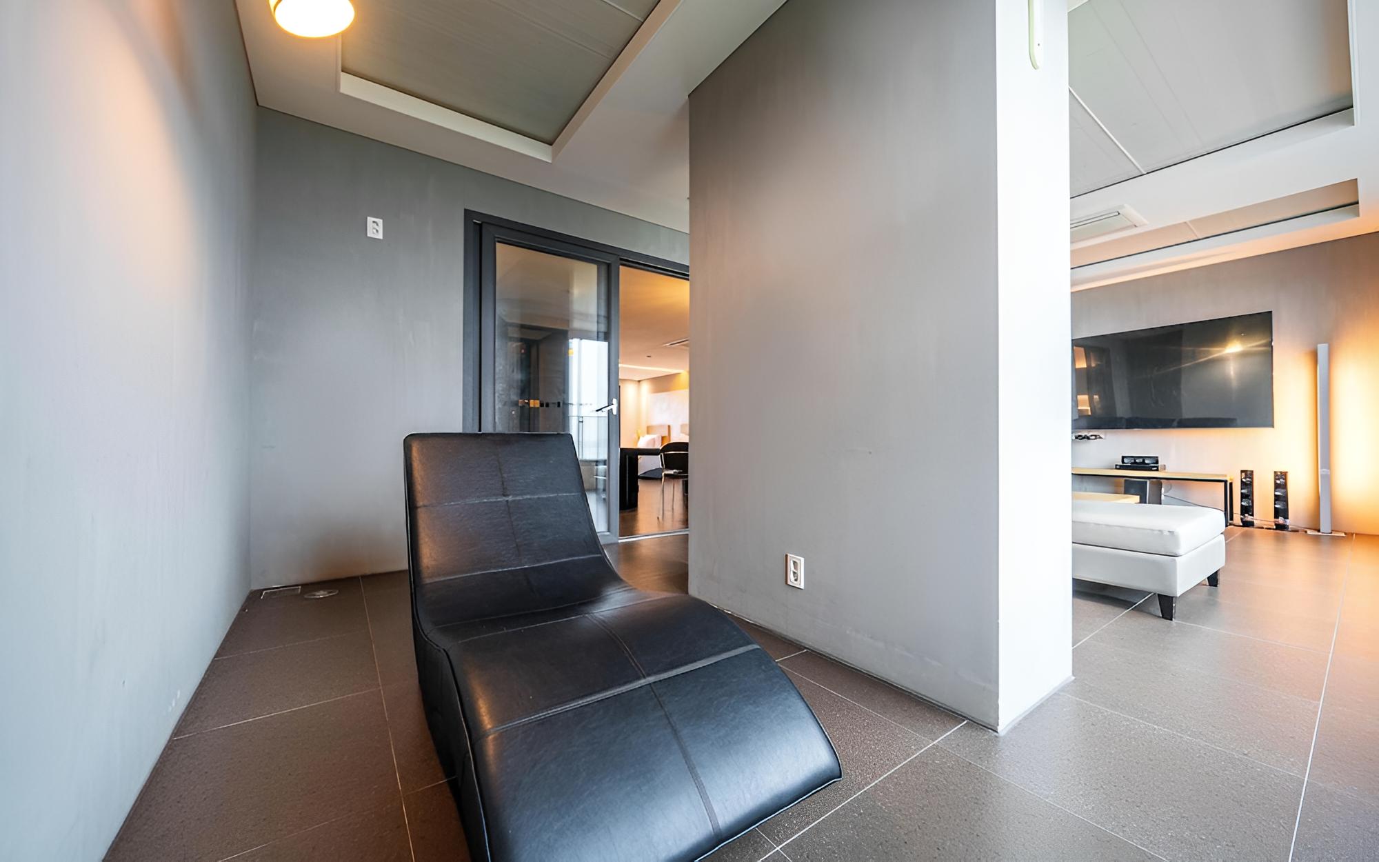 Room (Suite - Hills RiverView (86" LG s-tv)) - Photo 4
