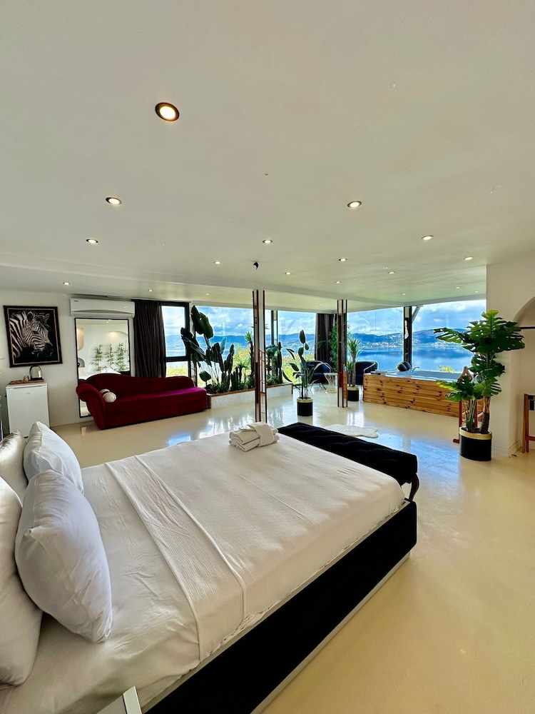 Infinity Suite Room