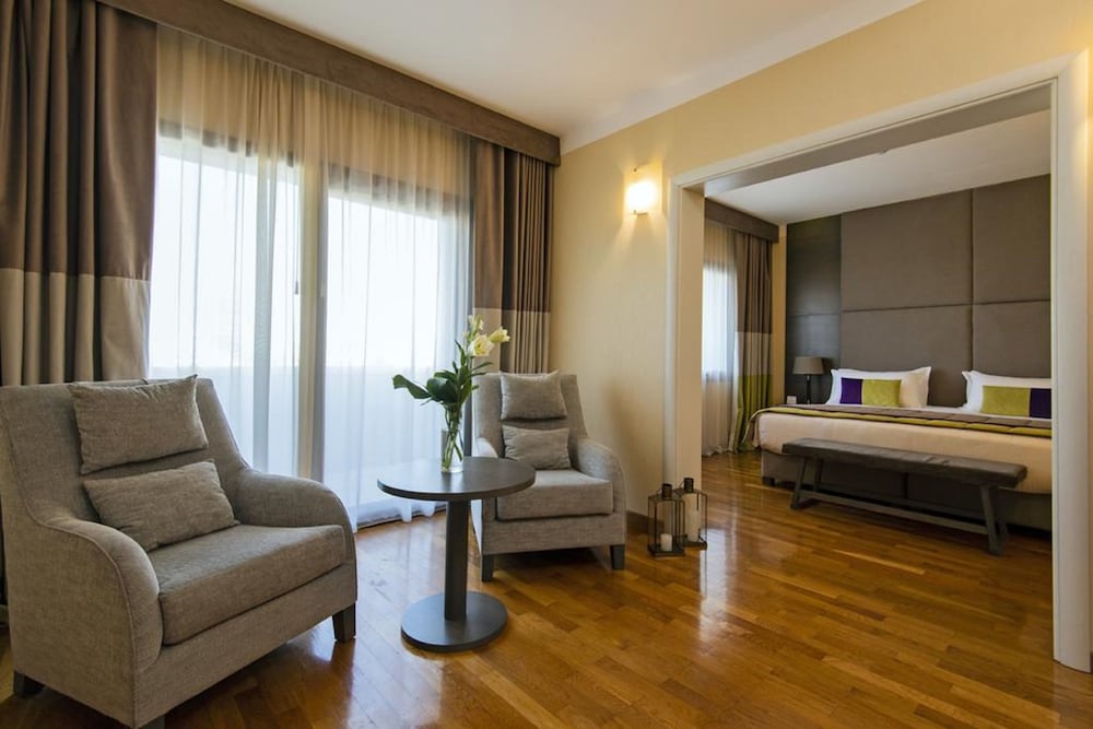 Suite, Balcony