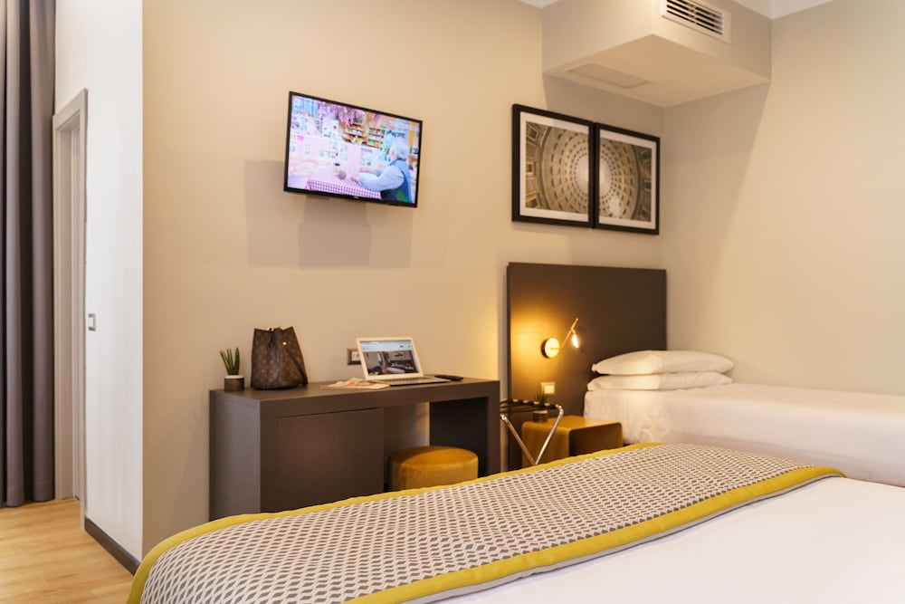 Deluxe Room thumbnail 5