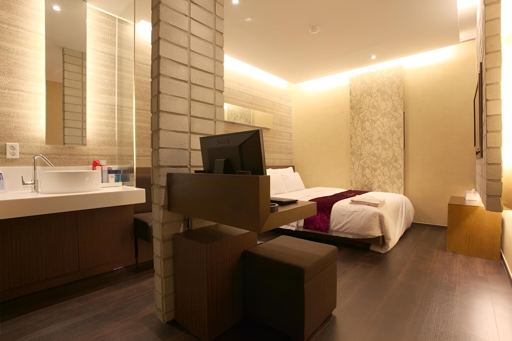 Room (Standard Room B) - Photo 8