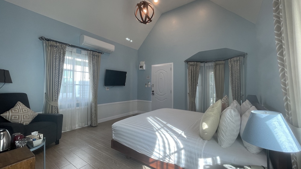 Deluxe Studio, 1 King Bed - Photo 8