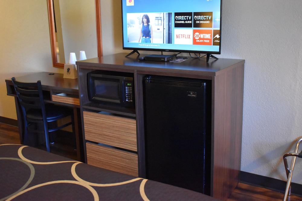 Room, 1 King Bed, Accessible, Non Smoking (Mobility) - Photo 4