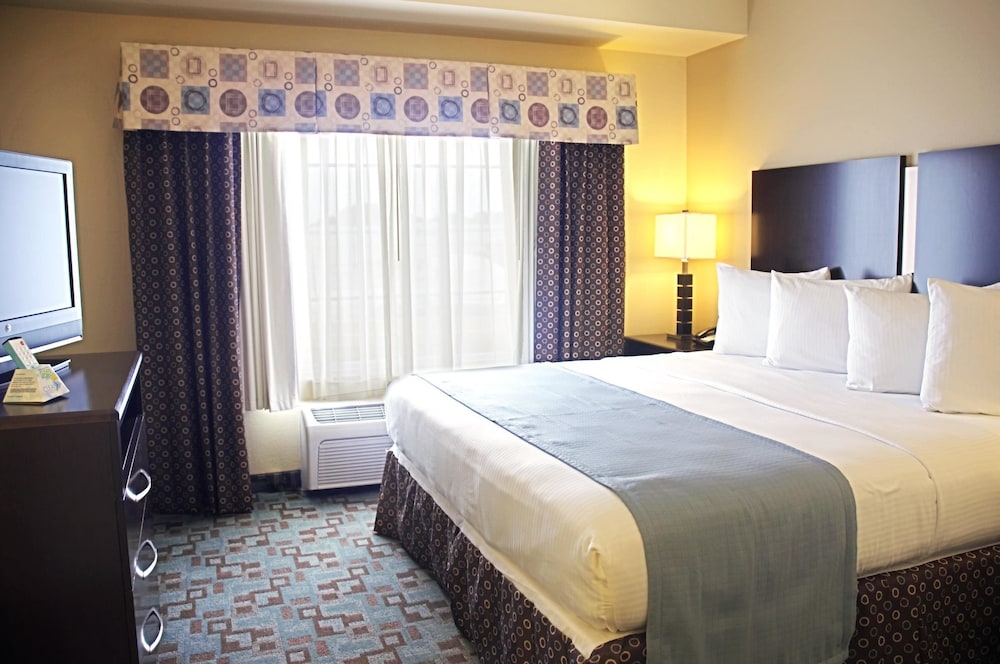 Suite, 1 King Bed with Sofa bed, Non Smoking, Refrigerator & Microwave (with Sofabed) - Photo 4