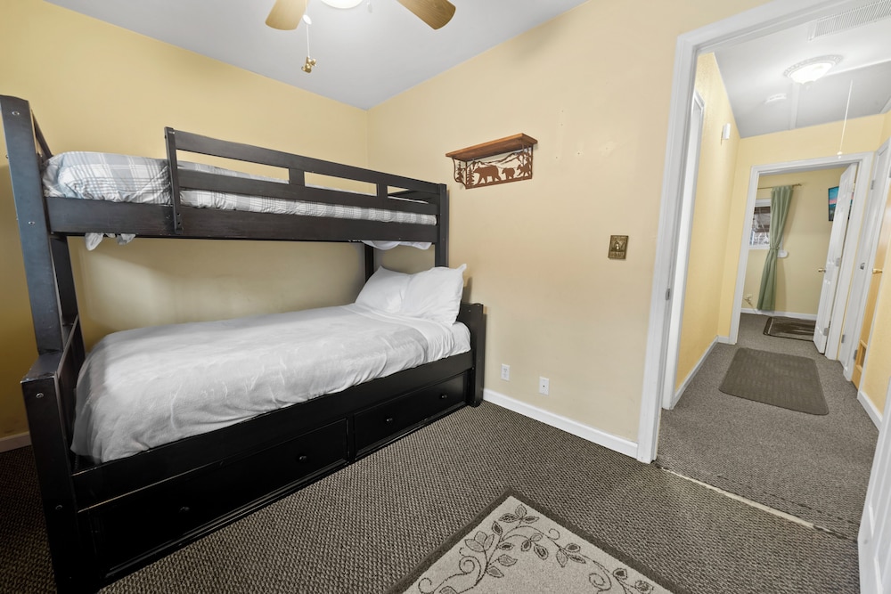House, Multiple Beds, Hot Tub, Mountain View photo 1