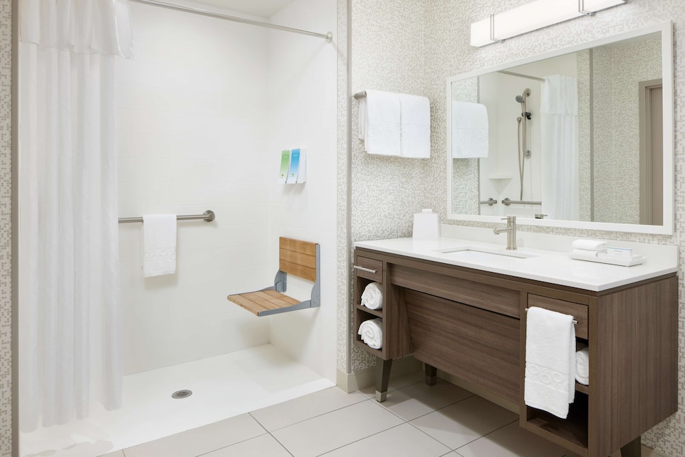 Suite, 1 Bedroom, Accessible (Mobility & Hearing, Roll-in Shower) - Photo 6