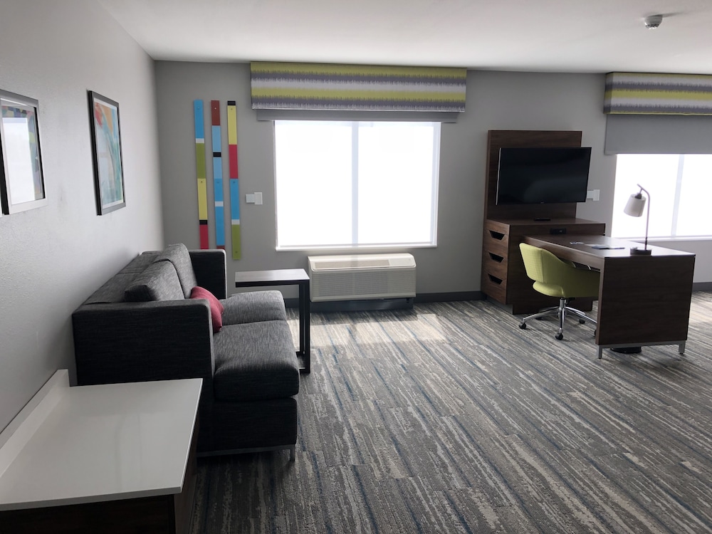 Standard Studio, 2 Queen Beds, Accessible (Roll-In Shower) - Photo 1