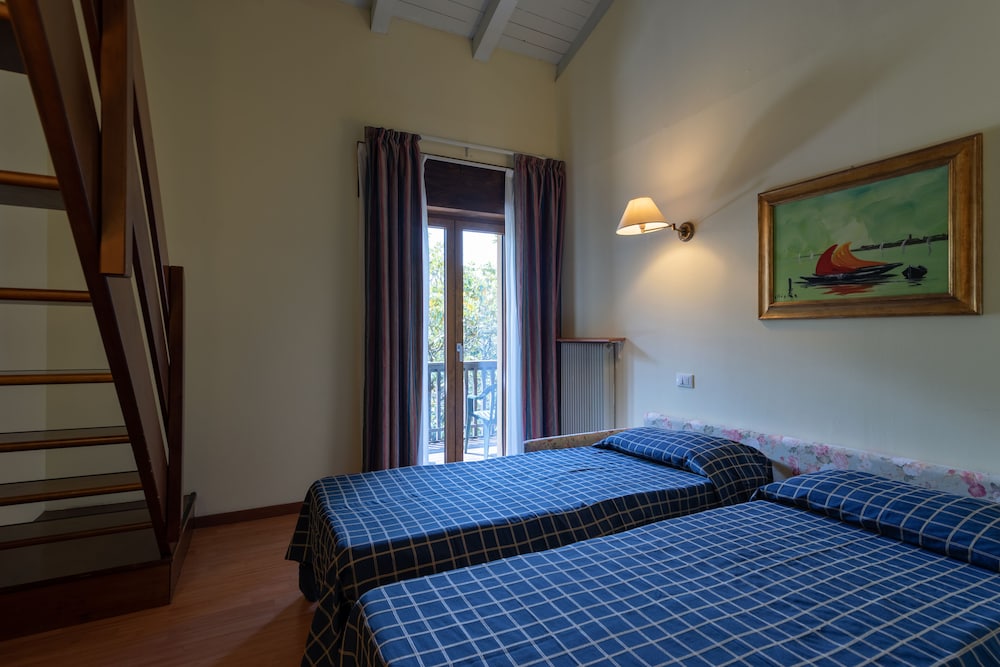 Standard Quadruple Room (Mezzanine) photo 2