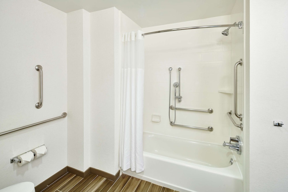 Queen Room with Two Queen Beds - Mobility and Hearing Access/Non-Smoking thumbnail 5