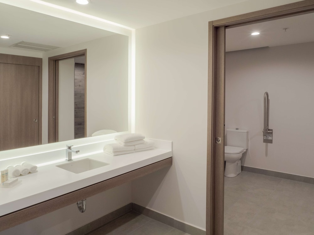Suite, 1 Bedroom, Accessible (Roll-In Shower) - Photo 4