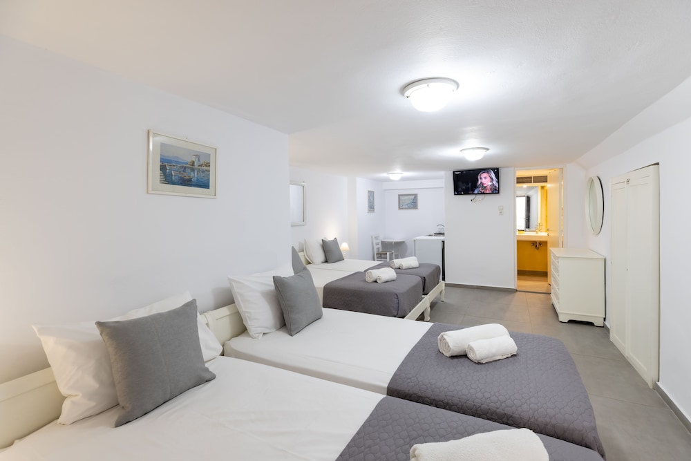 Quadruple Room (Semi Basement) photo 1