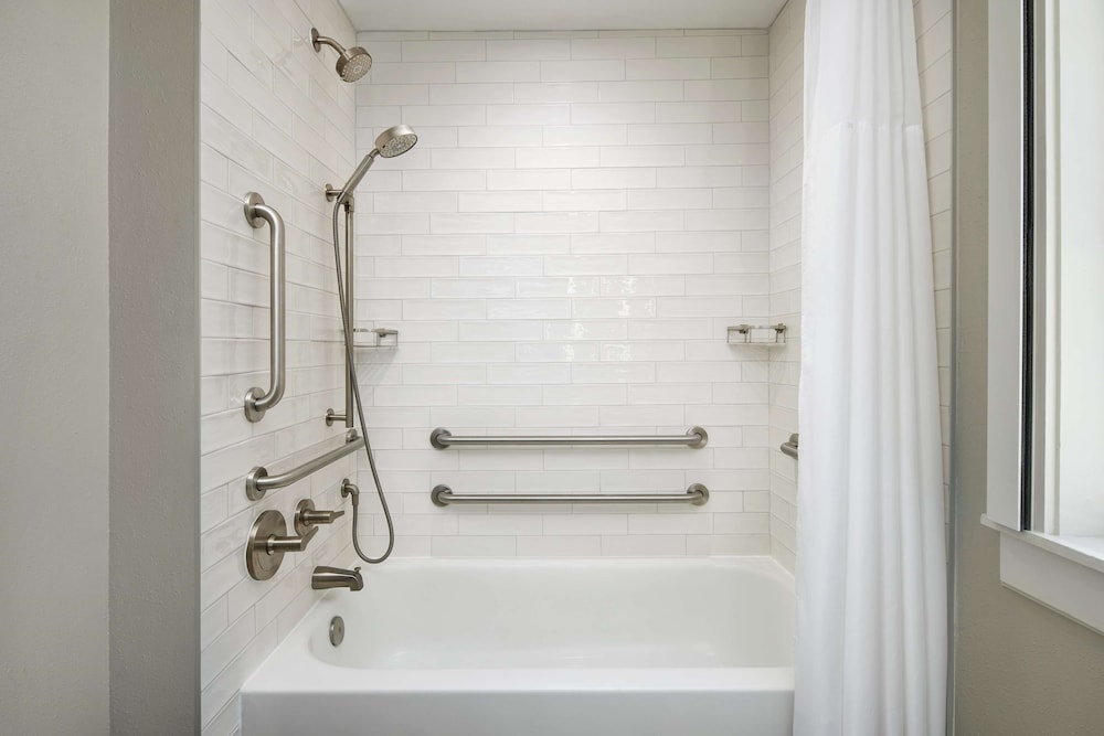 Room, 1 Queen Bed, Accessible - Photo 3