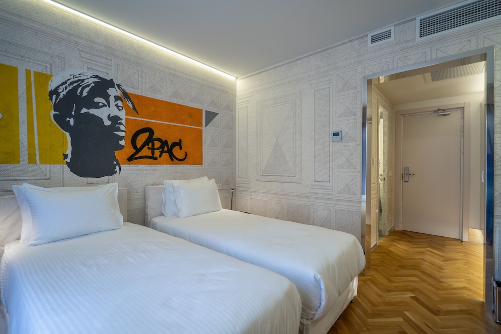 Standard Twin Room - Photo 4
