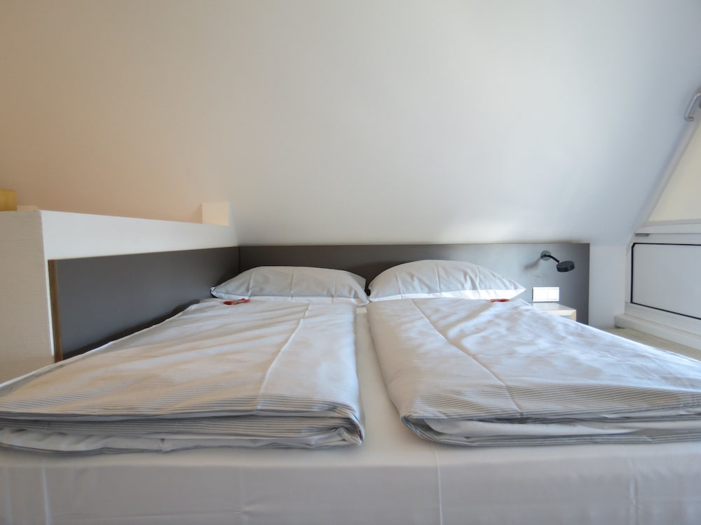 Economy Triple Room, 2 Bedrooms, Non Smoking photo 3