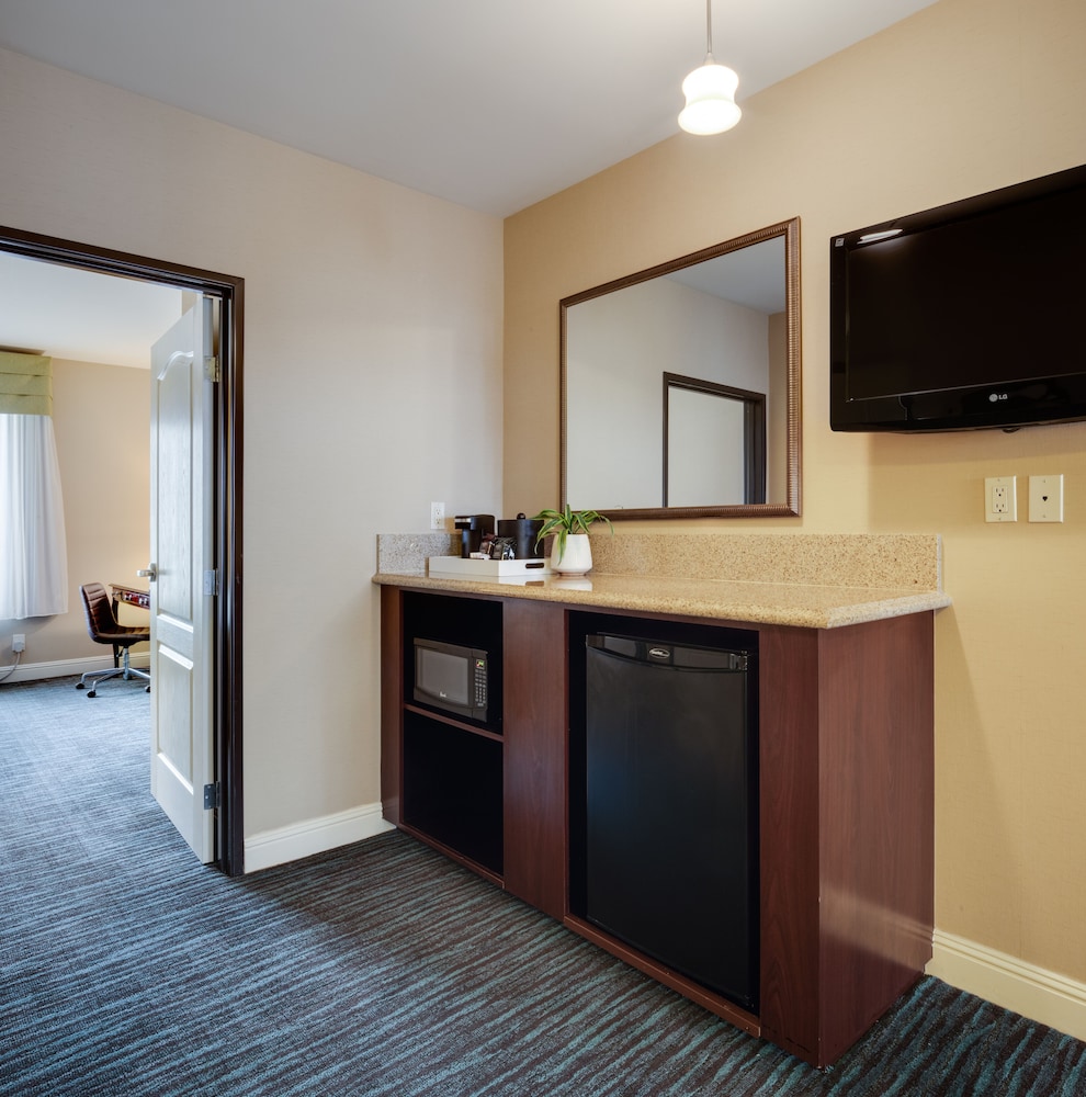 One Bedroom Signature Suite - Photo 5
