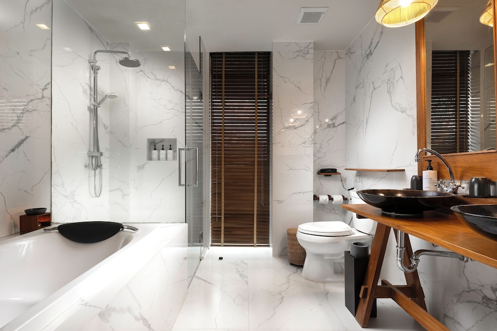 Deluxe Room, Jetted Tub - Photo 9