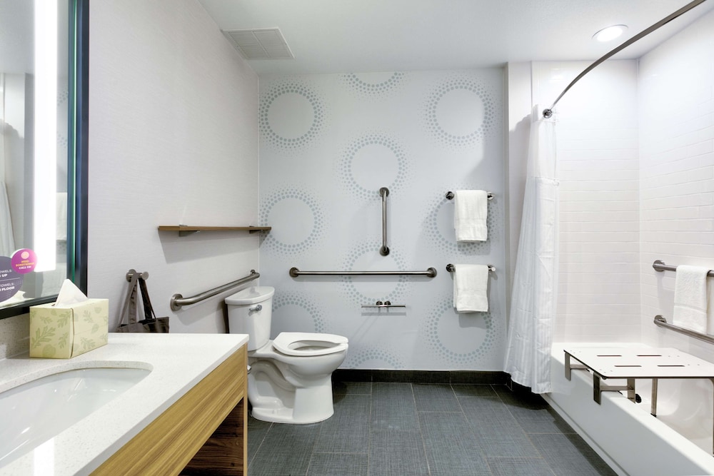 Room, 2 Queen Beds, Accessible, Bathtub - Photo 4