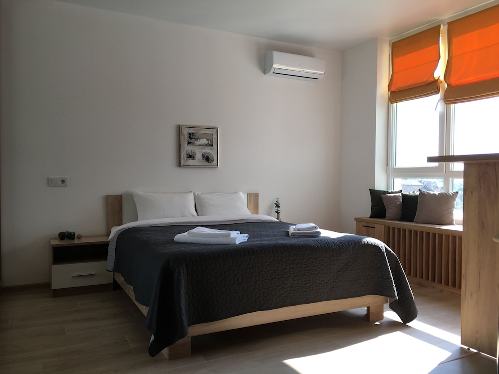 Luxury Apartment (Yellow Plane)