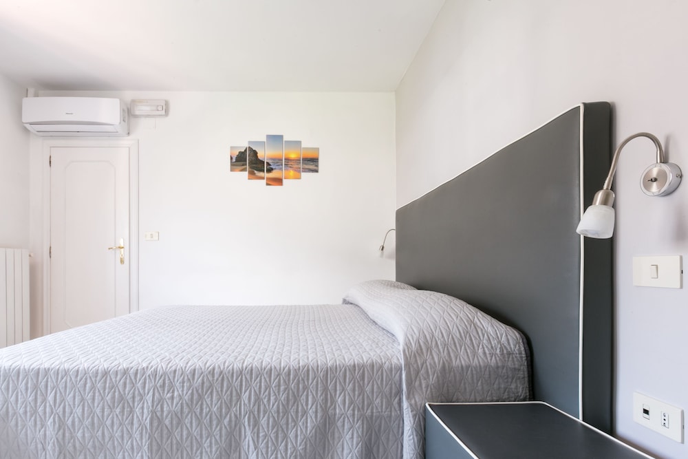 Single Room, Private Bathroom
