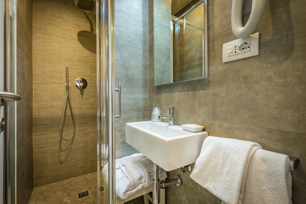 Luxury Suite - Photo 18