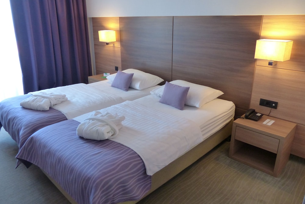 Superior Twin Room with Extra Bed, Sea Side, Balcony - Photo 4