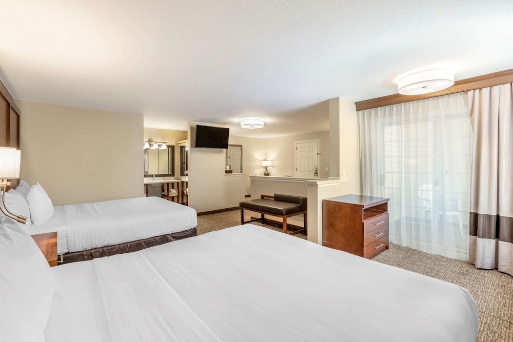 Room, Multiple Beds, Non Smoking (Upgrade) - Photo 3