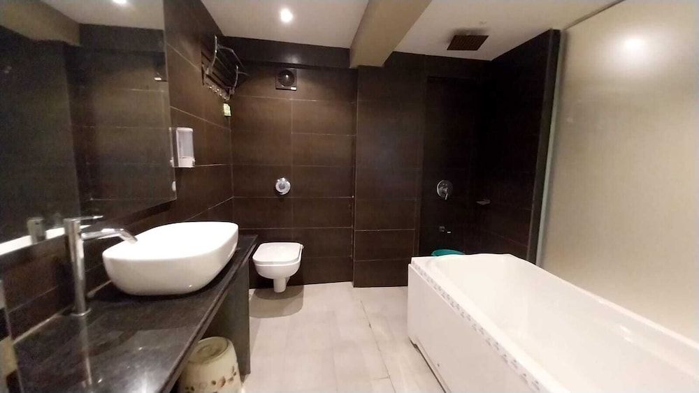 Luxury Suite - Photo 7